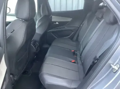 Photo 11 Peugeot 3008 Hybrid 136 e-DCS6 GT