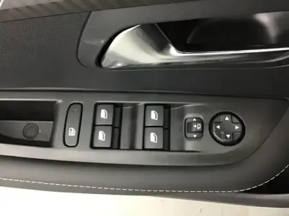 Photo 16 Peugeot 208 Nouvelle Hybrid 136 e-DCS6 Allure