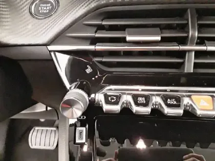 Photo 17 Peugeot 208  PureTech 100 S&S EAT8