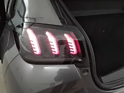 Photo 16 Peugeot 208  PureTech 100 S&S EAT8