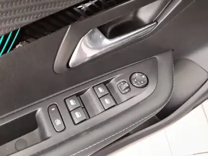 Photo 24 Peugeot 208  PureTech 100 S&S EAT8