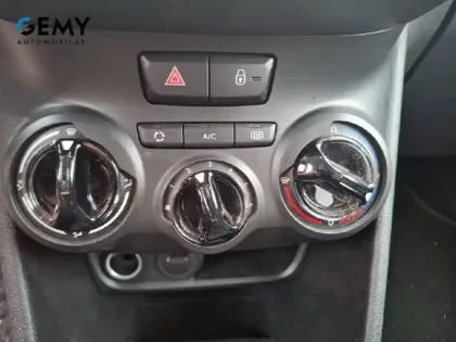 Photo 12 Peugeot 208  PureTech 82ch S&S BVM5 6.2 Evap