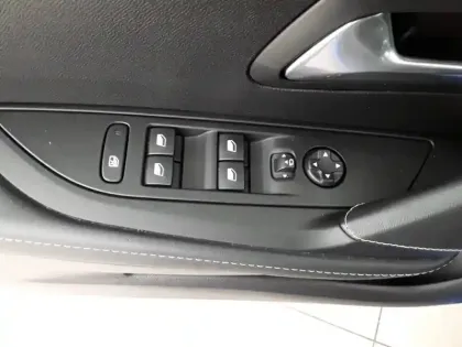 Photo 45 Peugeot 208  PureTech 100 S&S EAT8