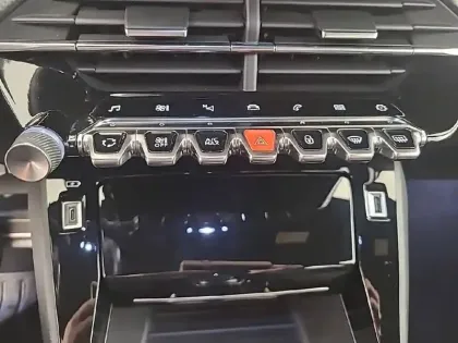 Photo 68 Peugeot 208  PureTech 100 S&S EAT8