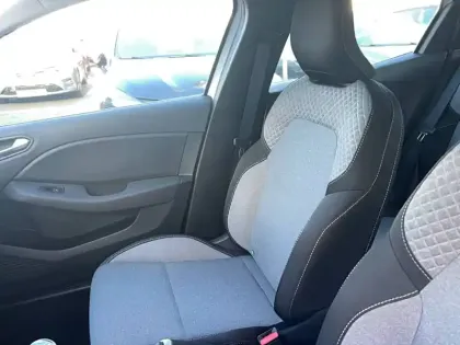 Photo 29 Renault Clio Gén. V (BJA) Ph2 Evolution 5