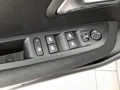 Photo 18 Peugeot 208  BlueHDi 100 S&S BVM6