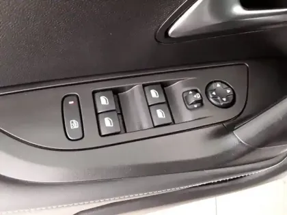 Photo 18 Peugeot 2008  BlueHDi 130 S&S EAT8