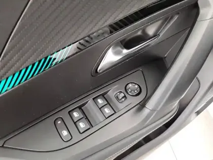 Photo 24 Peugeot 2008  BlueHDi 130 S&S EAT8