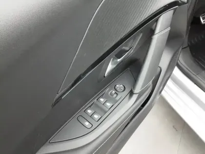 Photo 14 Peugeot 208  Electrique 50 kWh 136ch