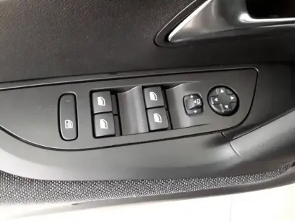 Photo 85 Peugeot 2008  PureTech 130 S&S EAT8