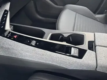 Photo 23 Peugeot 5008  Hybrid 145 e-DCS6 Allure