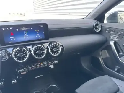 Photo 19 Mercedes CLA  200 d Coupé AMG Line