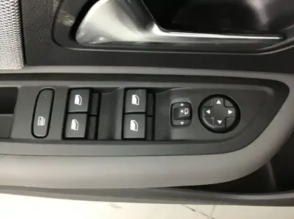 Photo 16 Citroën C4 Nouveau Hybride 145 e-DCS6 Collection