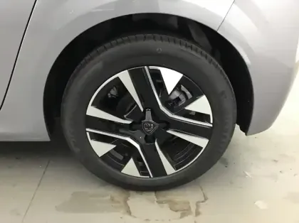 Photo 8 Peugeot 208 Nouvelle Hybrid 136 e-DCS6 Allure