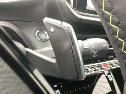 Photo 19 Peugeot 208 Nouvelle Hybrid 100 e-DCS6 GT