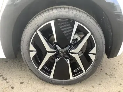 Photo 8 Peugeot 208 Nouvelle Hybrid 100 e-DCS6 GT