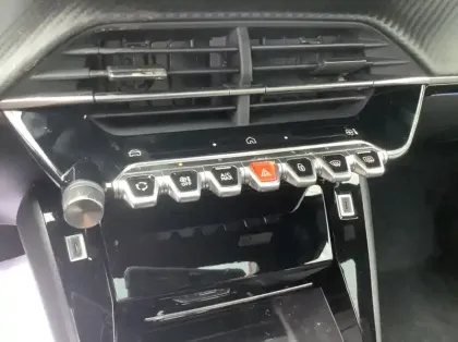 Photo 15 Peugeot 208 Nouvelle Hybrid 100 e-DCS6 GT