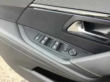 Photo 16 Peugeot 208 Nouvelle Hybrid 100 e-DCS6 GT