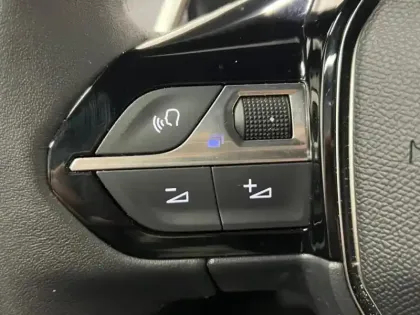 Photo 13 Peugeot 2008  1.2 Hybrid 136ch Allure e-DCS6