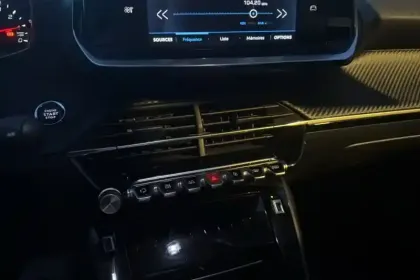 Photo 21 Peugeot 2008  PureTech 130 S&S EAT8