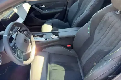 Photo 9 Peugeot 408  Electrique 58 kWh 210 ch