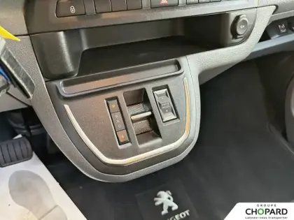 Photo 21 Peugeot Expert e- COMBI Standard Electrique 50 kWh 136ch