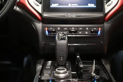 Photo 14 Maserati Ghibli  3.0 V6 Bi-Turbo 430 S Q4