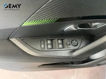 Photo 11 Peugeot 2008  Electrique 50 kWh 136 ch