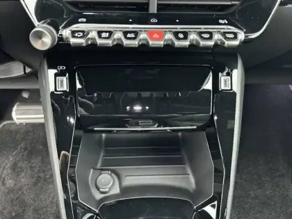 Photo 31 Peugeot 2008  Hybrid 145 e-DCS6