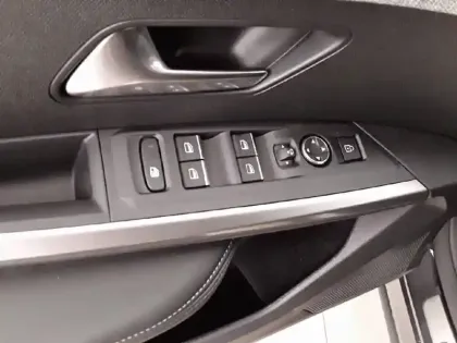 Photo 18 Peugeot 3008  Hybrid 145 e-DCS6