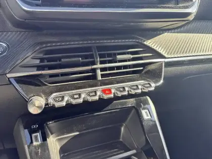 Photo 25 Peugeot 2008  Electrique 136 ch