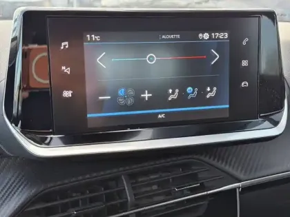 Photo 17 Peugeot 2008  PureTech 100 S&S BVM6