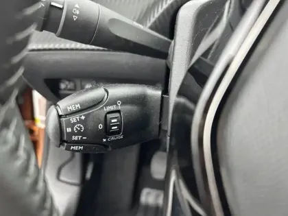 Photo 70 Peugeot 2008  PureTech 100 S&S BVM6