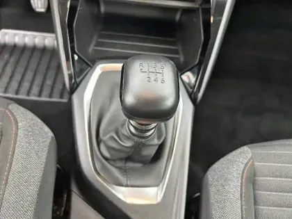 Photo 60 Peugeot 2008  PureTech 100 S&S BVM6