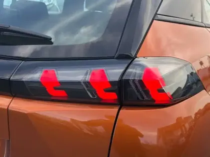 Photo 16 Peugeot 2008  PureTech 100 S&S BVM6