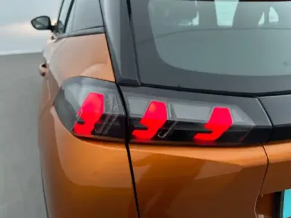 Photo 63 Peugeot 2008  PureTech 100 S&S BVM6