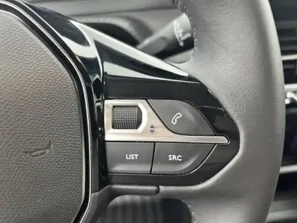 Photo 69 Peugeot 2008  PureTech 100 S&S BVM6