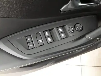 Photo 18 Peugeot 408  Hybrid 145 e-DCS6