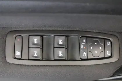 Photo 33 Renault Megane Mégane IV Berline TCe 140 FAP