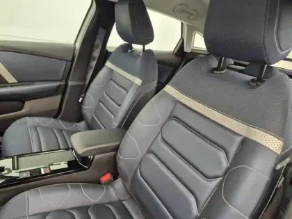 Photo 8 Citroën C4 e- 136 ch Automatique