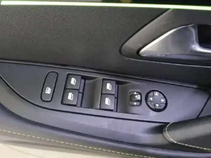 Photo 93 Peugeot 208  PureTech 130 S&S EAT8