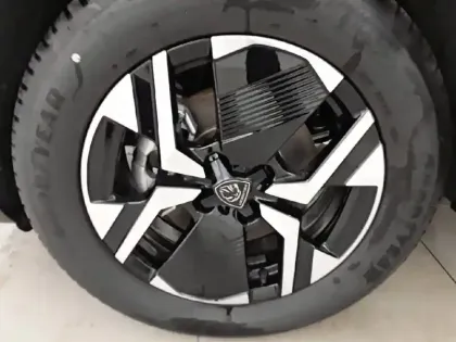 Photo 33 Peugeot 2008  Hybrid 145 e-DCS6