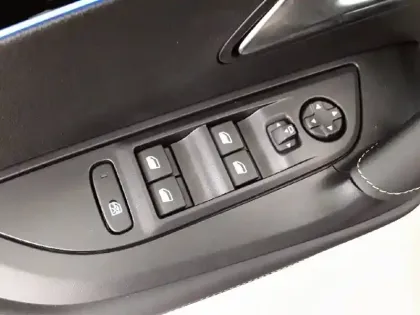 Photo 18 Peugeot 2008  Hybrid 145 e-DCS6