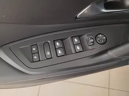 Photo 89 Peugeot 308  Electrique 55 kWh 156ch