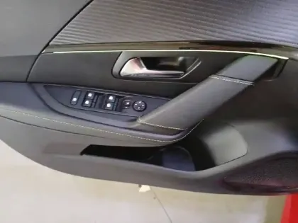 Photo 29 Peugeot 208  Electrique 50 kWh 136ch