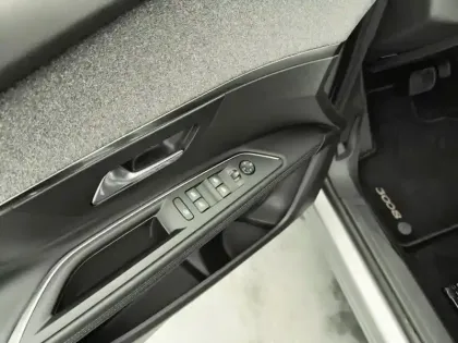 Photo 19 Peugeot 3008  Hybrid 225 e-EAT8 Roadtrip