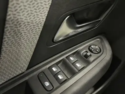 Photo 14 Citroën C4  PureTech 130ch S&S Shine EAT8