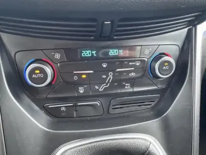 Photo 14 Ford C-Max  1.0 EcoBoost 125ch Stop&Start Titanium Euro6.2