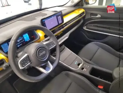 Photo 14 Jeep Avenger  Electrique 156ch 115kW Summit GPS Camera