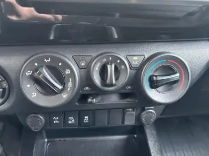 Photo 14 Toyota Hilux  2.4 D-4D 150ch X-Tra Cabine Légende 4WD